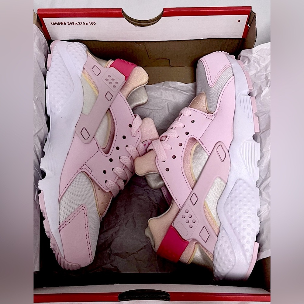 Nike Huarache Run (GS) size 4.5Y NEW 
Rose Mousse/ Hyper Rose / White hues